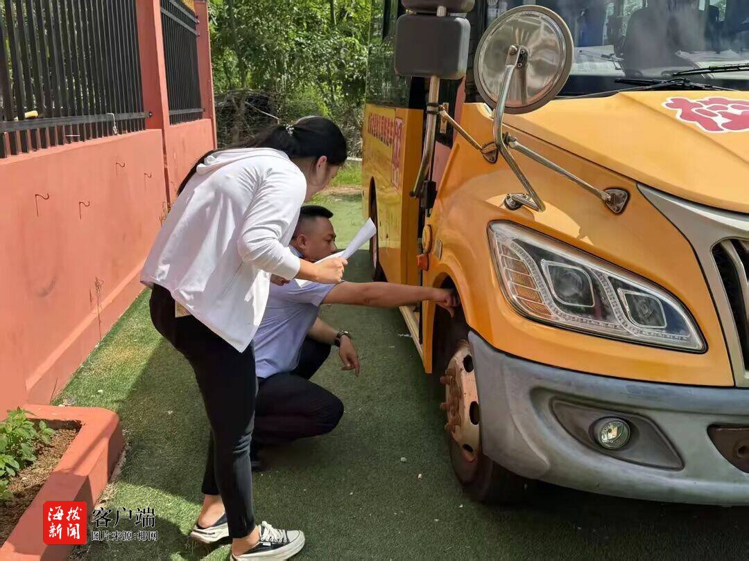 海口公安交警开展开学前校车安全检查 筑牢学生出行安全防线