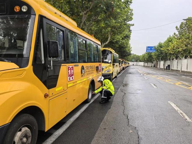 长宁区开展校车“体检”筑牢学生出行安全屏障！